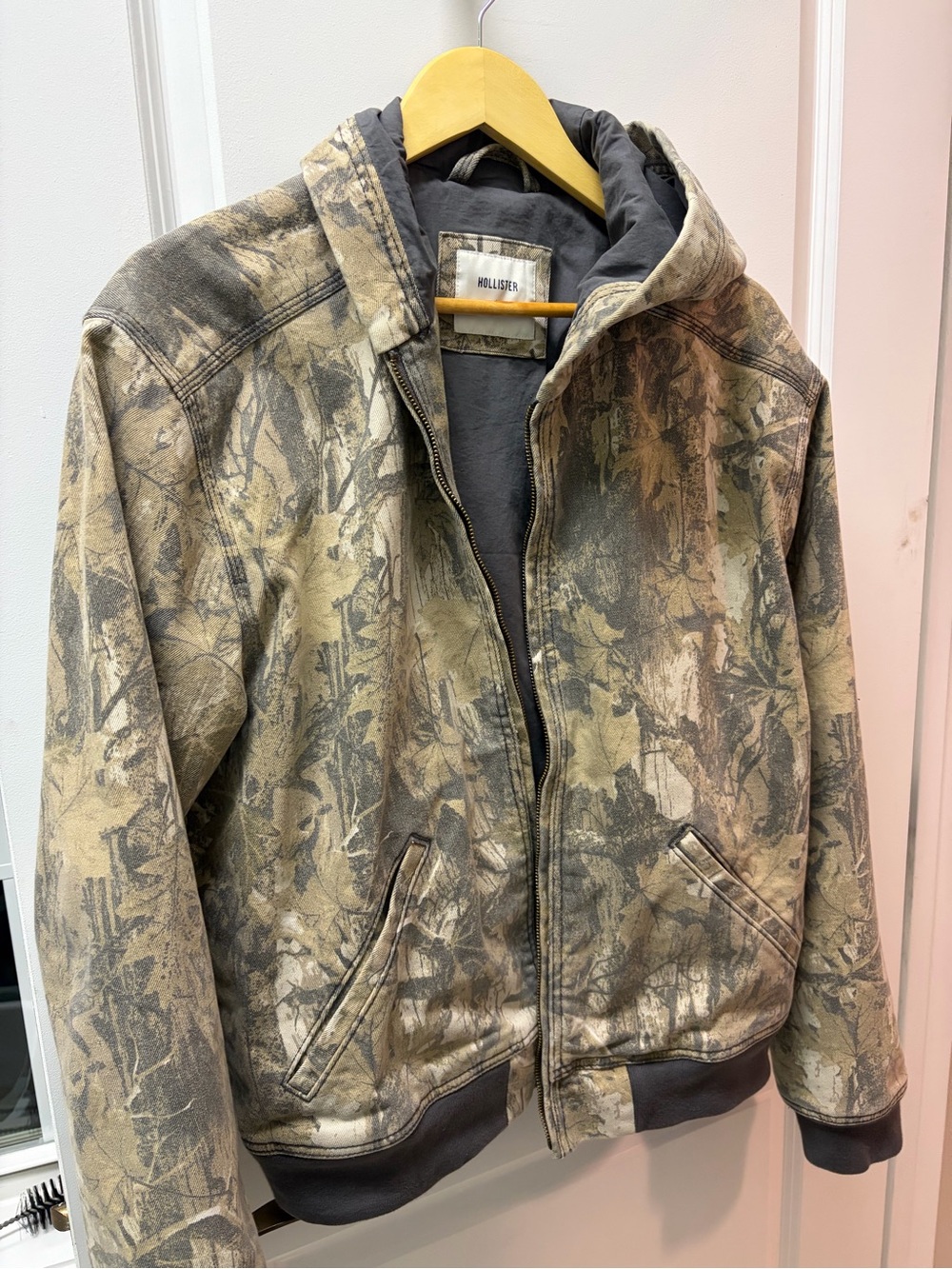 Hollister Men's Camouflage Hooded Bomber Jacket - Beige/Gray